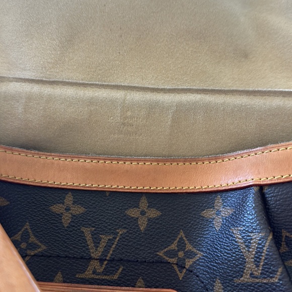 Louis Vuitton Beverly Handbag - Picture 12 of 16